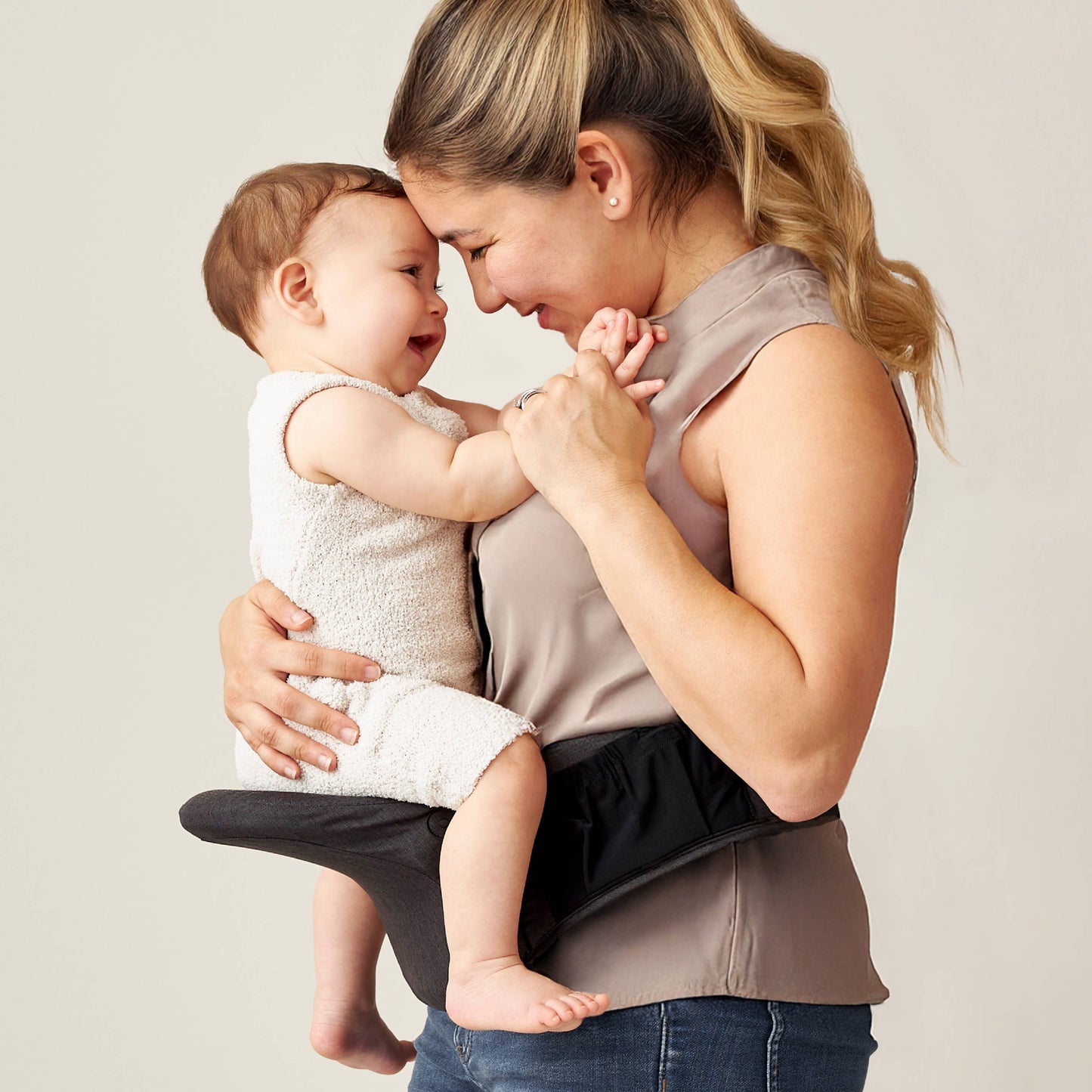 Itzy Ritzy - Itzy Hold & Fold™ - Hip Seat Carrier