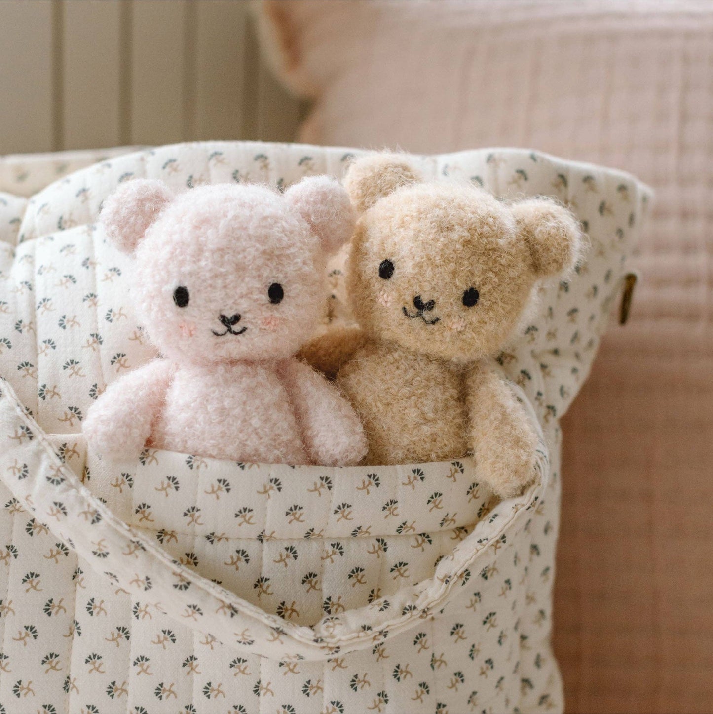 cuddle+kind - Baby bouclé bear (strawberry)