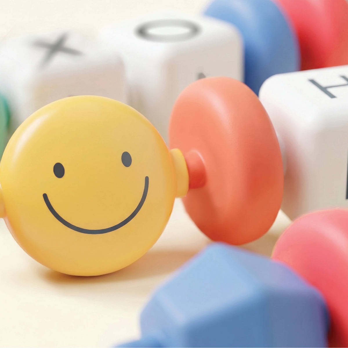 Itzy Ritzy - Connect & Play™ - 14 Sensory Pop Beads - Smile